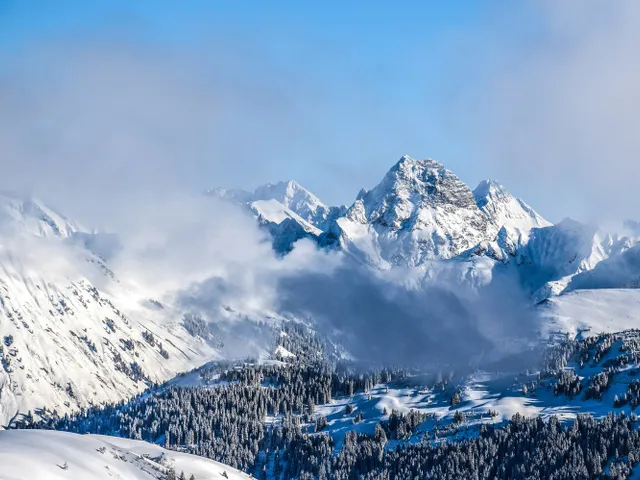 Blick-von-Damuels-auf-den-Widderstein-_c_-Michael-Meusburger---Bregenzerwald-Tourismus.jpg