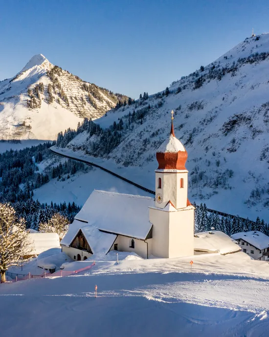 Damuels-im-Winter-mit-Blick-aufs-Zafernhorn-_c_-Emanuel-Sutterluety---Bregenzerwald-Tourismus.jpg