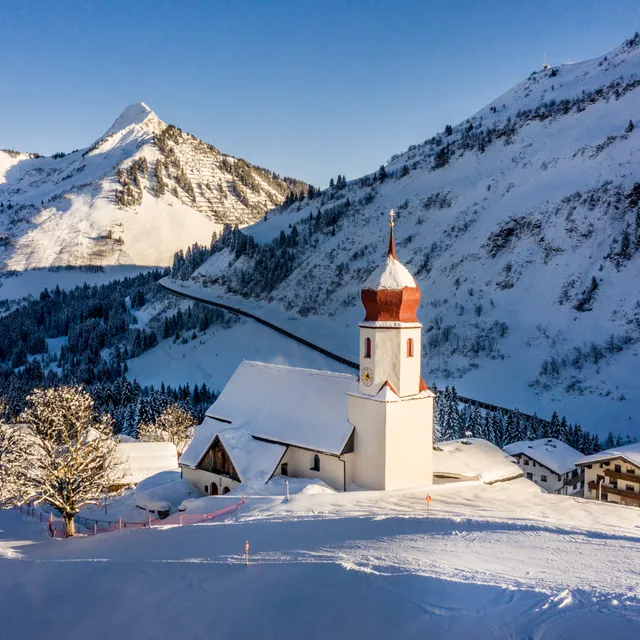 Damuels-im-Winter-mit-Blick-aufs-Zafernhorn-_c_-Emanuel-Sutterluety---Bregenzerwald-Tourismus.jpg