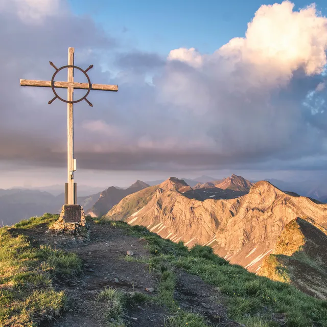 Suenserspitze-mit-Damuelser-Grat-_c_-Michael-Meusburger---Bregenzerwald-Tourismus.jpg