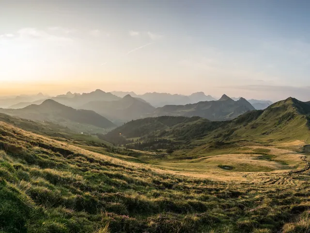 Sonnenaufgang-Suenserjoch-_c_-Michael-Meusburger---Bregenzerwald-Tourismus.jpg