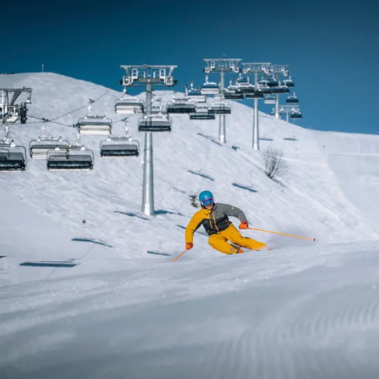 Skifahren-in-Oberdamuels-_c_-Lukas-Holland---Damuels-Faschina-Tourismus-_2_.jpg