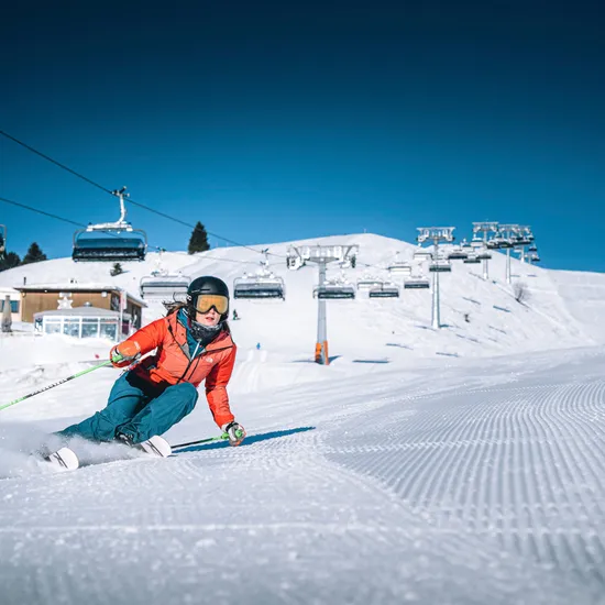 Skifahren-in-Oberdamuels-_c_-Lukas-Holland---Damuels-Faschina-Tourismus-_1_.jpg