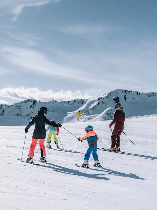 Skifahren-im-Skigebiet-Damuels-Mellau-_c_-Lukas-Holland---Damuels-Faschina-Tourismus.jpg