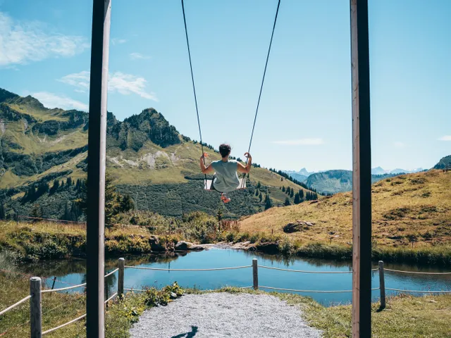 Schaukeln-in-Damuels-_c_-Robert-Bohnke---Damuels-Faschina-Tourismus-_2_.jpg