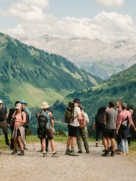 Schaukelwanderung-in-Damuels-_c_-Dario-Fink---Damuels-Faschina-Tourismus-_5_.jpg