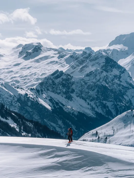 Skifahren-im-Skigebiet-Damuels-Mellau-_c_-Lukas-Holland---Damuels-Faschina-Tourismus-_16_.jpg