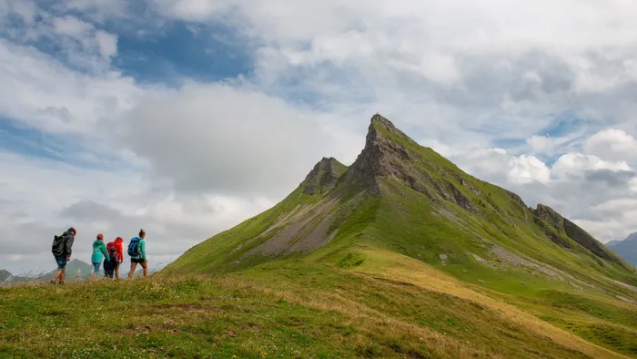 Wandern-in-Damuels-mit-Blick-auf-die-Mittagspitze-_c_-Huber-Images---Damuels-Faschina-Tourismus.jpg